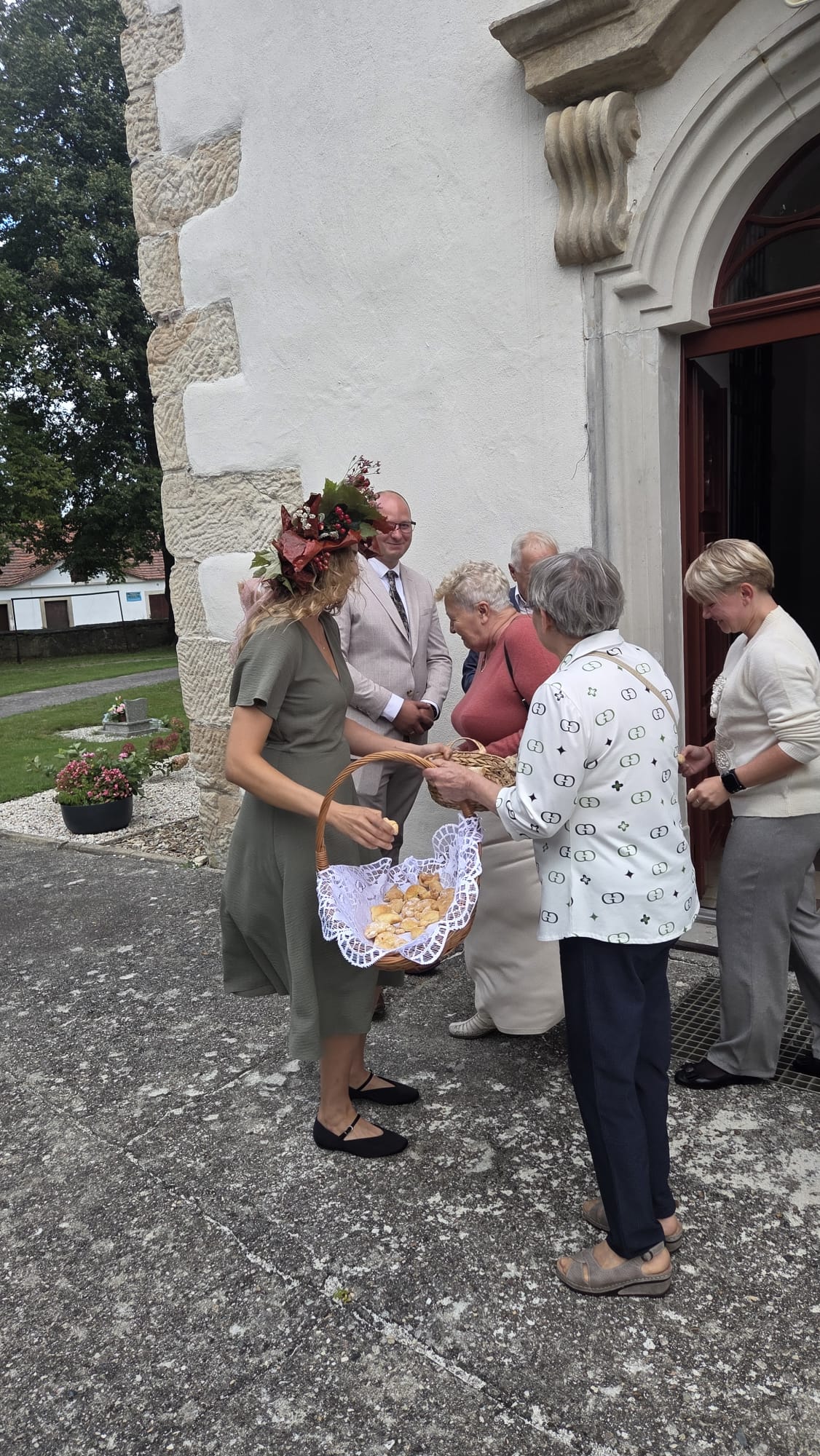 Para dożynkowa z chlebem podczas Dożynek Gminnych w Tomaszowie Bolesławieckim