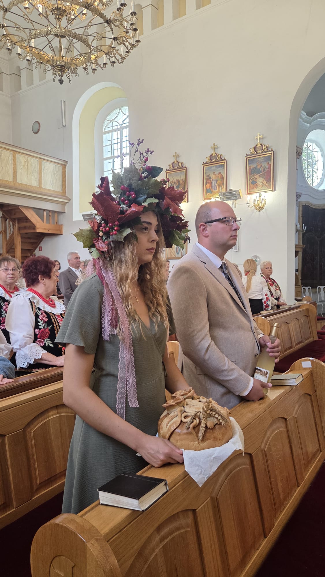 Uczestnicy uroczystości dożynkowych w kościele w Tomaszowie Bolesławieckim