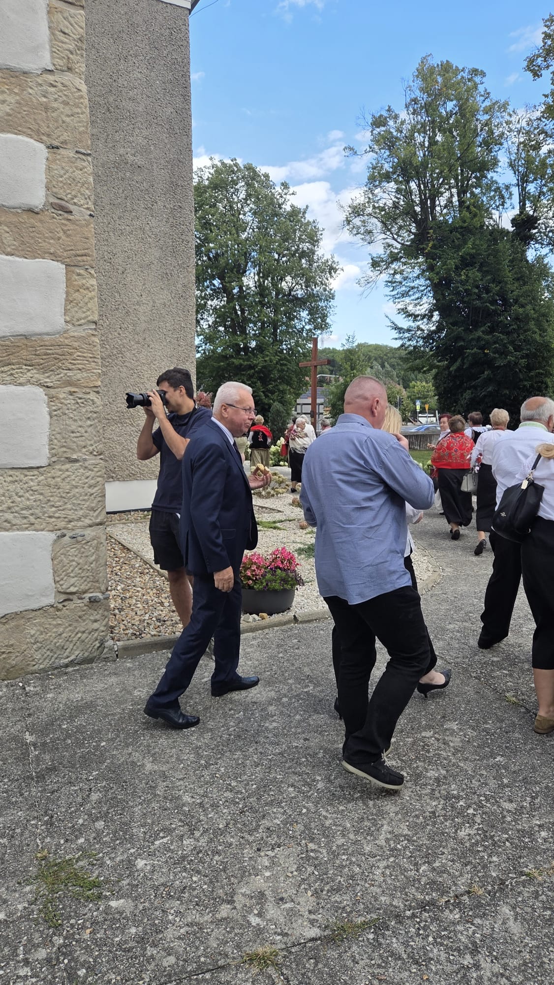 Uczestnicy Dożynek Gminnych przy kościele w Tomaszowie Bolesławieckim