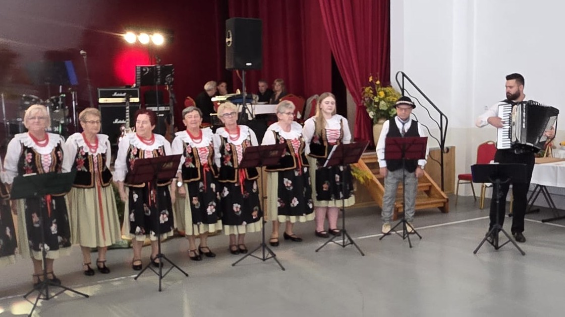 Występ zespołu folklorystycznego podczas Dożynek Gminnych w Tomaszowie Bolesławieckim