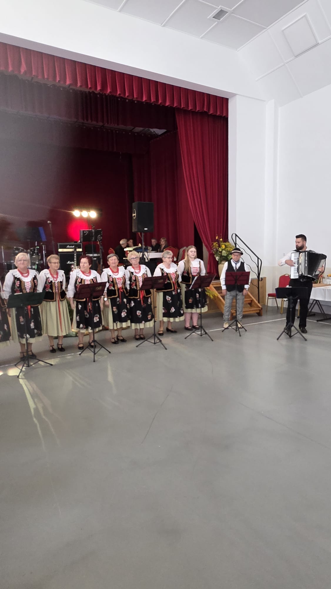 Występ zespołu folklorystycznego podczas Dożynek Gminnych w Tomaszowie Bolesławieckim
