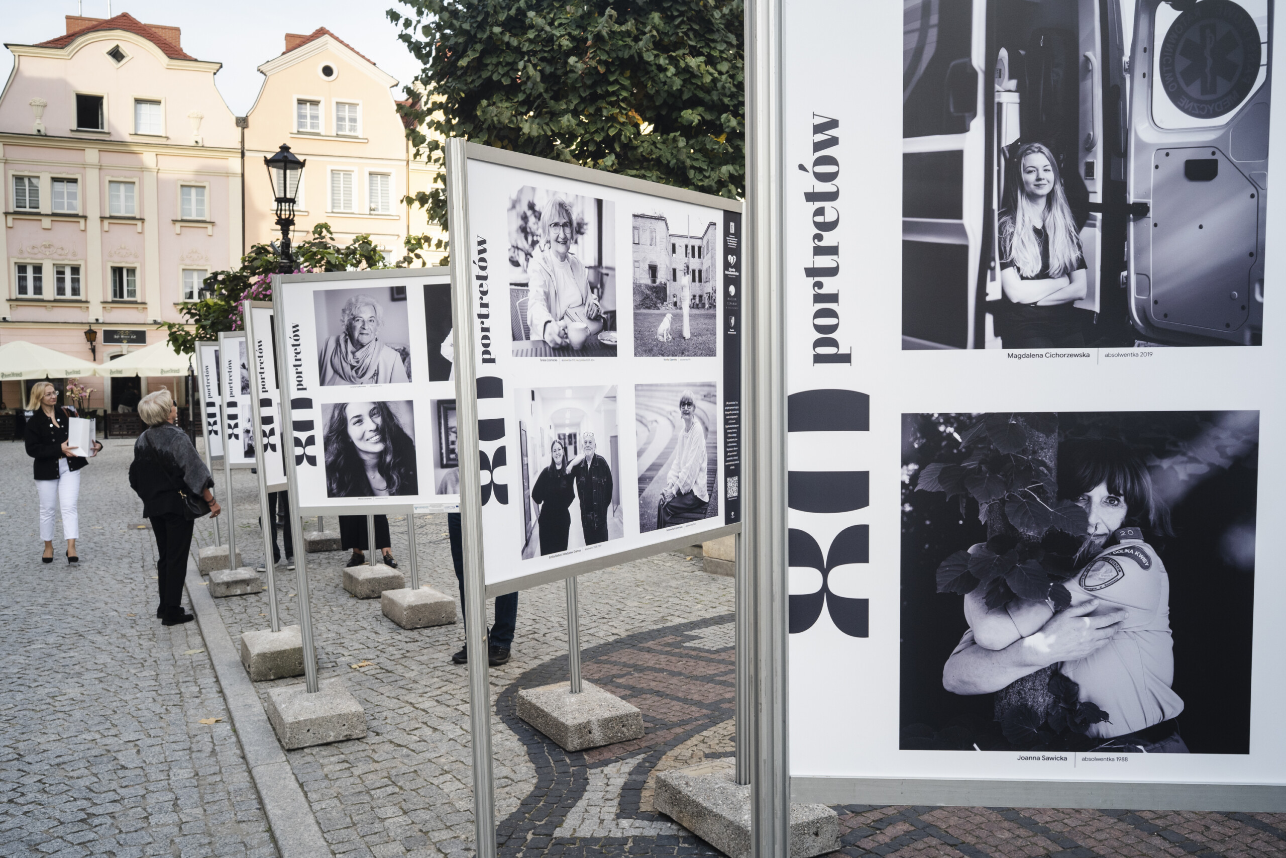 „80 portretów” na 80-lecie I LO. Wernisaż wystawy na bolesławieckim Rynku Plansze wystawy 80 portretów na Rynku