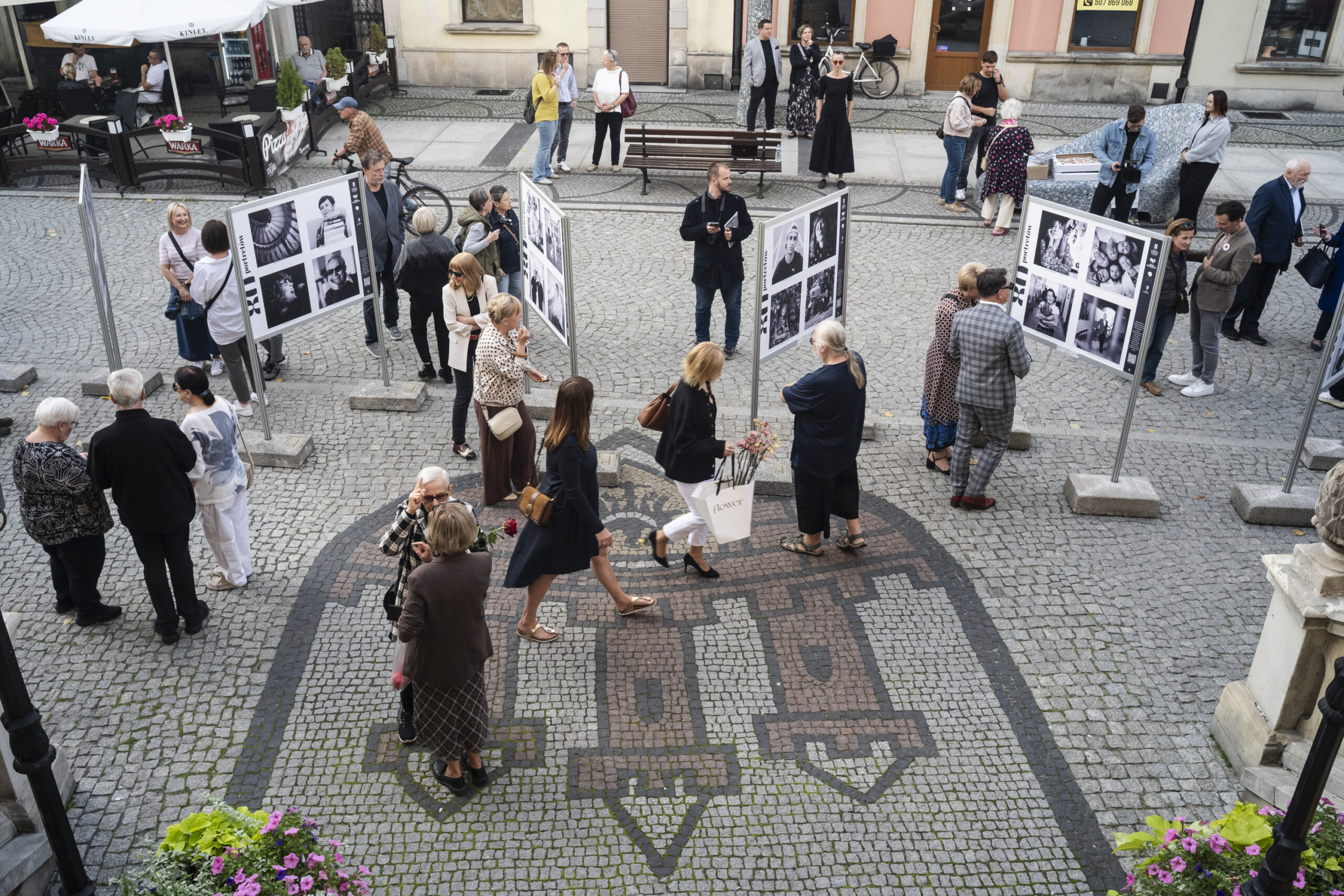 „80 portretów” na 80-lecie I LO. Wernisaż wystawy na bolesławieckim Rynku Widok wystawy i uczestników wernisażu na bolesławieckim Rynku