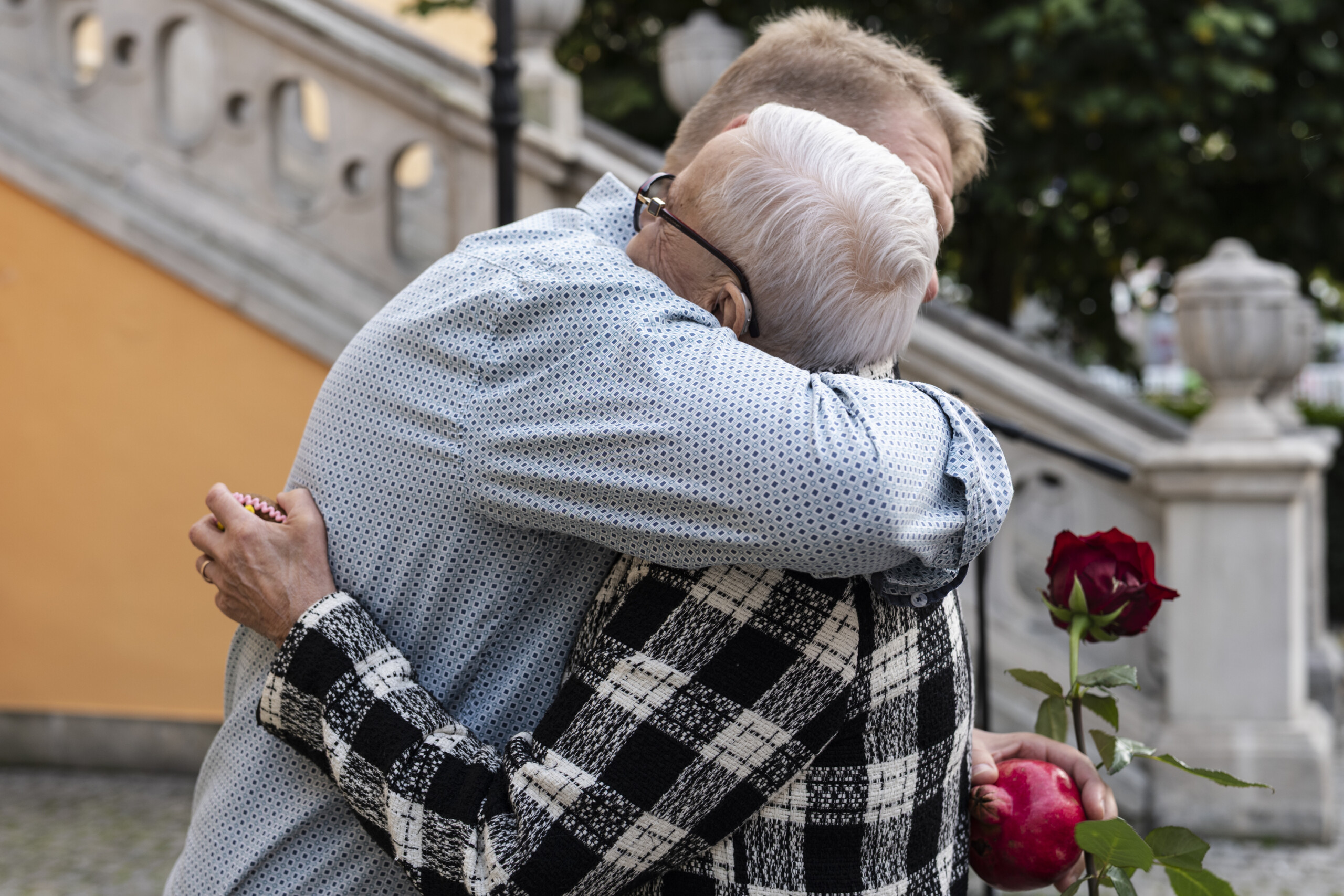 „80 portretów” na 80-lecie I LO. Wernisaż wystawy na bolesławieckim Rynku Serdeczne spotkanie uczestników wernisażu