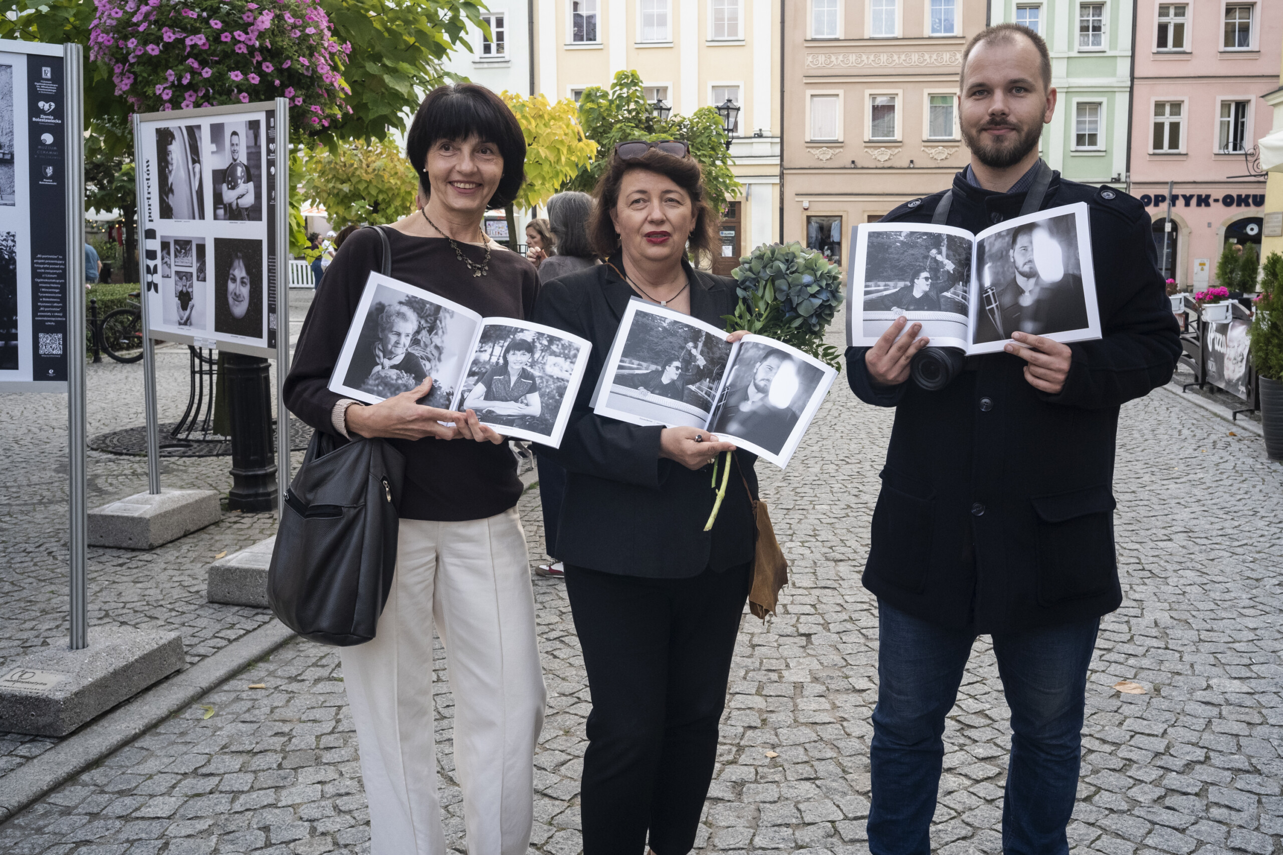 „80 portretów” na 80-lecie I LO. Wernisaż wystawy na bolesławieckim Rynku Uczestnicy prezentują albumy 80 portretów przy wystawie