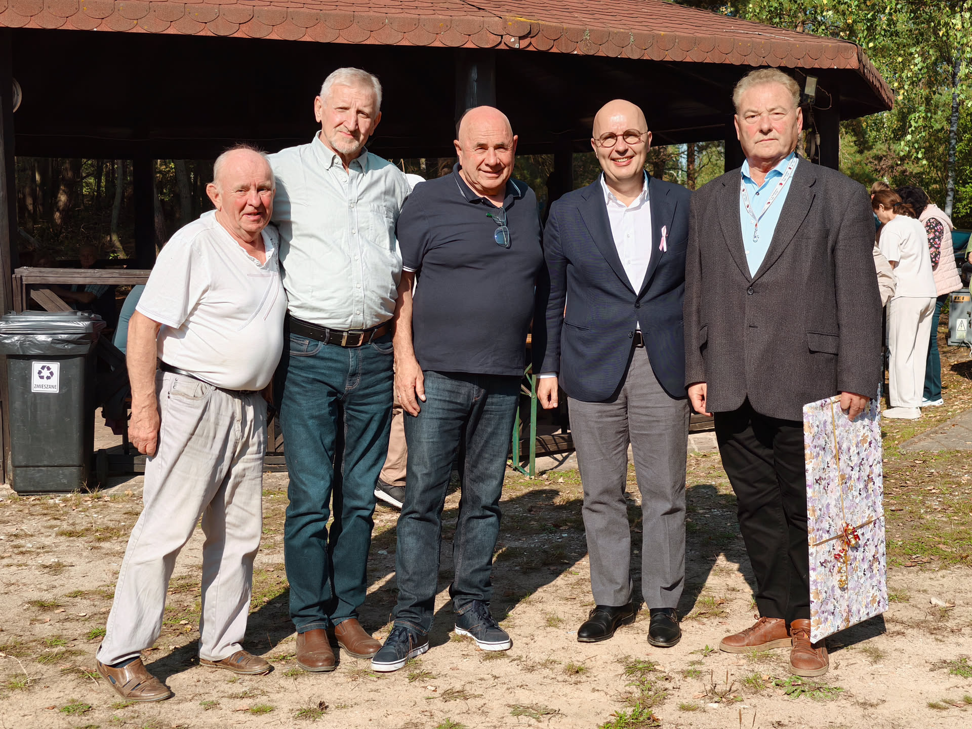 Pożegnanie lata z Ziemią Bolesławiecką. Drugi festyn w tym roku Uczestnicy festynu Pożegnanie lata pozują do wspólnego zdjęcia